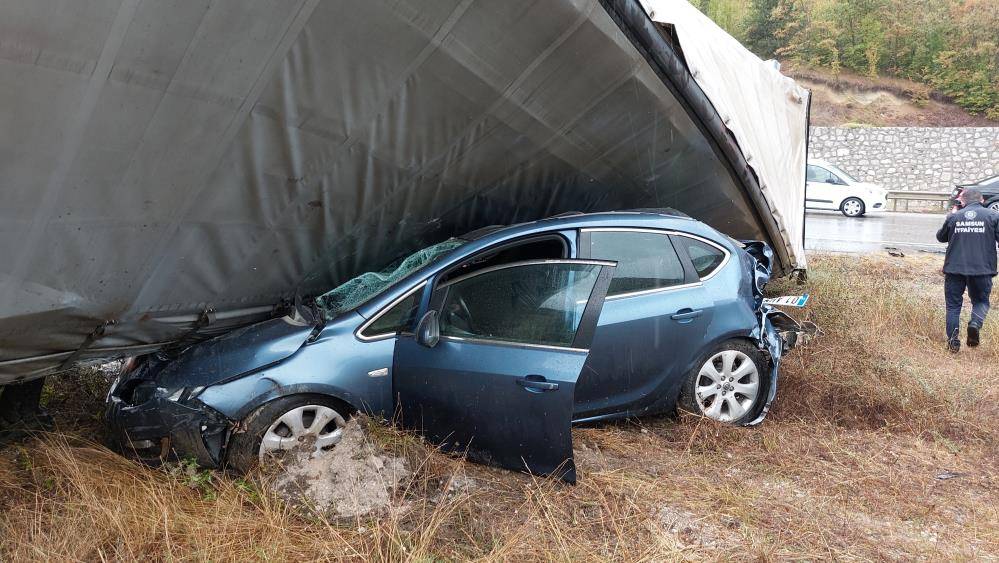 TIR, yolcu otobüsü, polis aracı ve otomobiller çarpıştı: 3 ölü, 10 yaralı 3